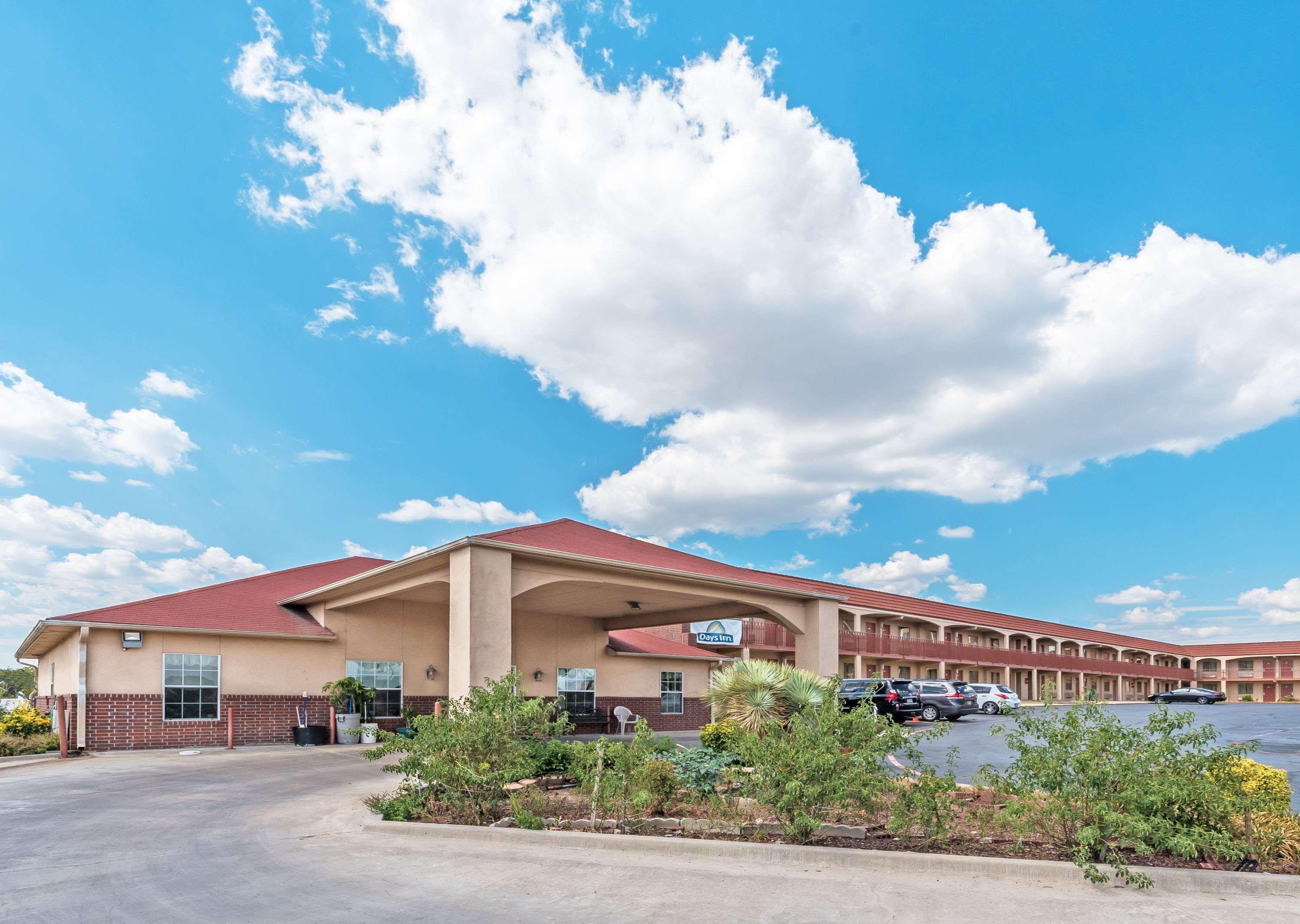Days Inn By Wyndham Gainesville Exteriör bild