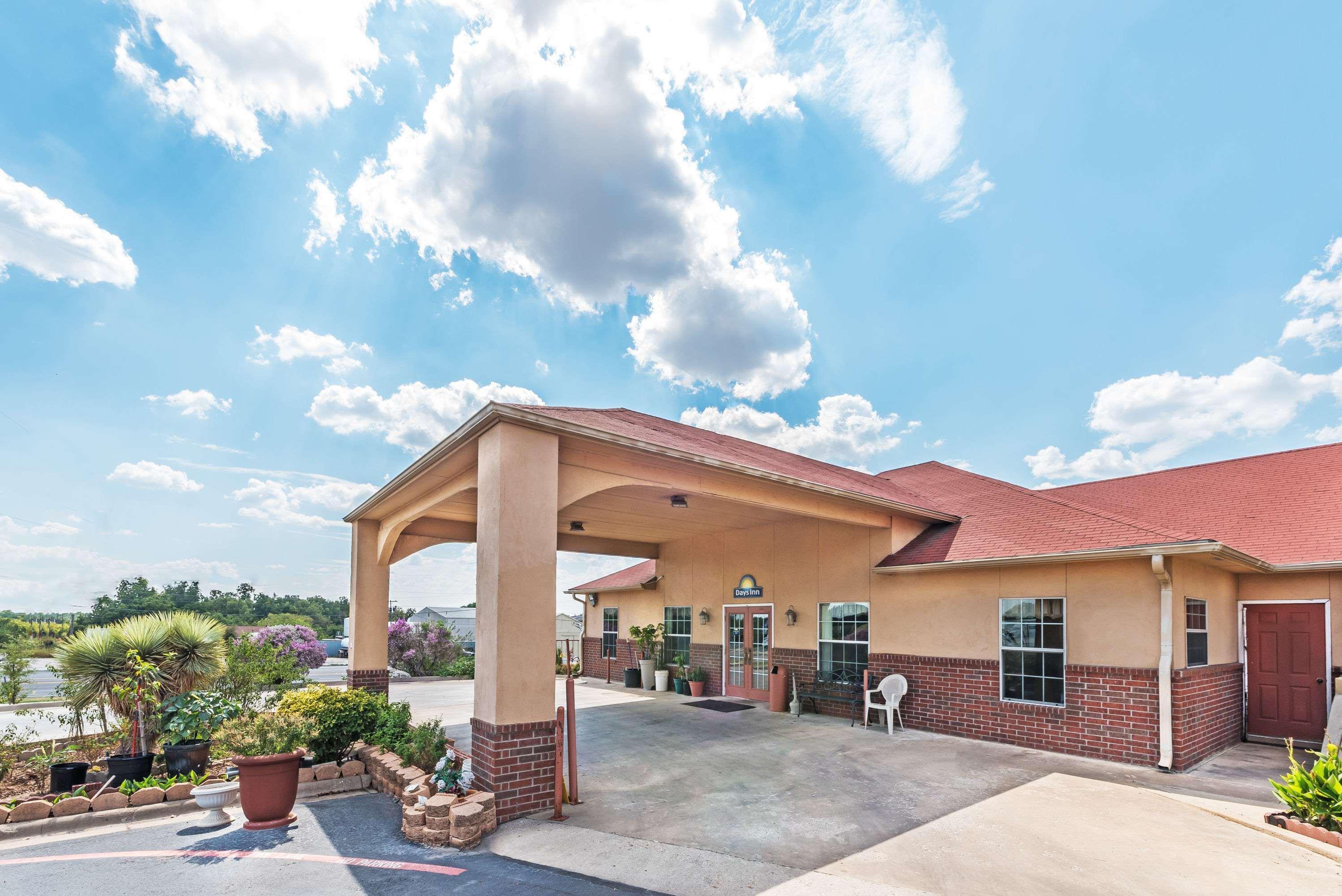 Days Inn By Wyndham Gainesville Exteriör bild