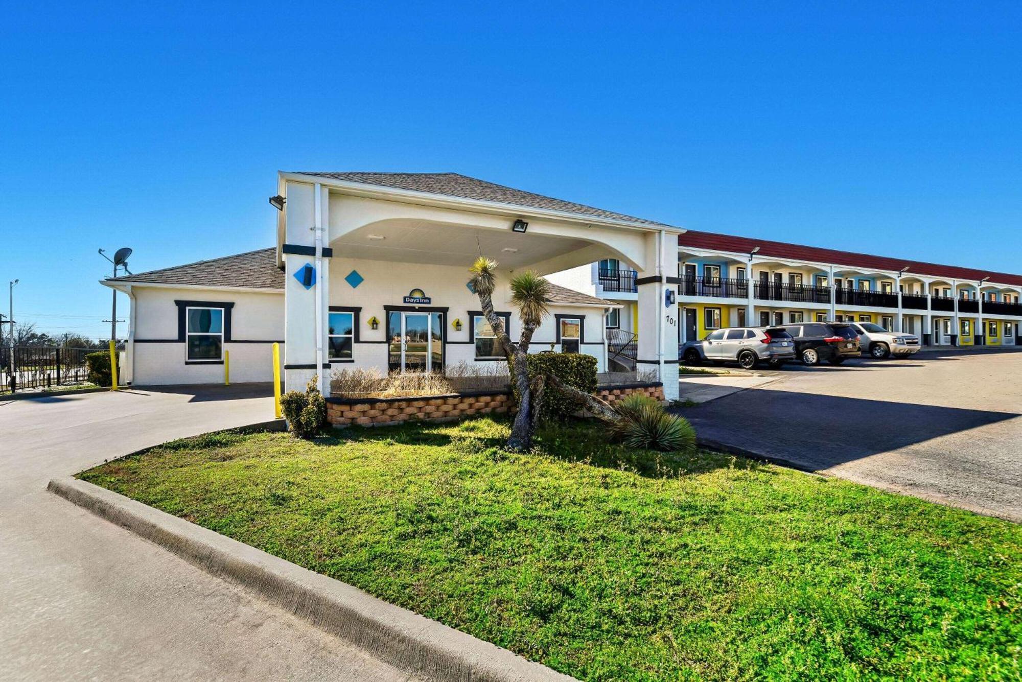 Days Inn By Wyndham Gainesville Exteriör bild