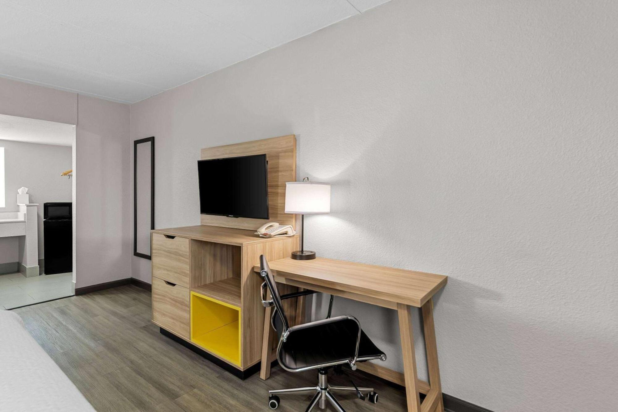 Days Inn By Wyndham Gainesville Exteriör bild