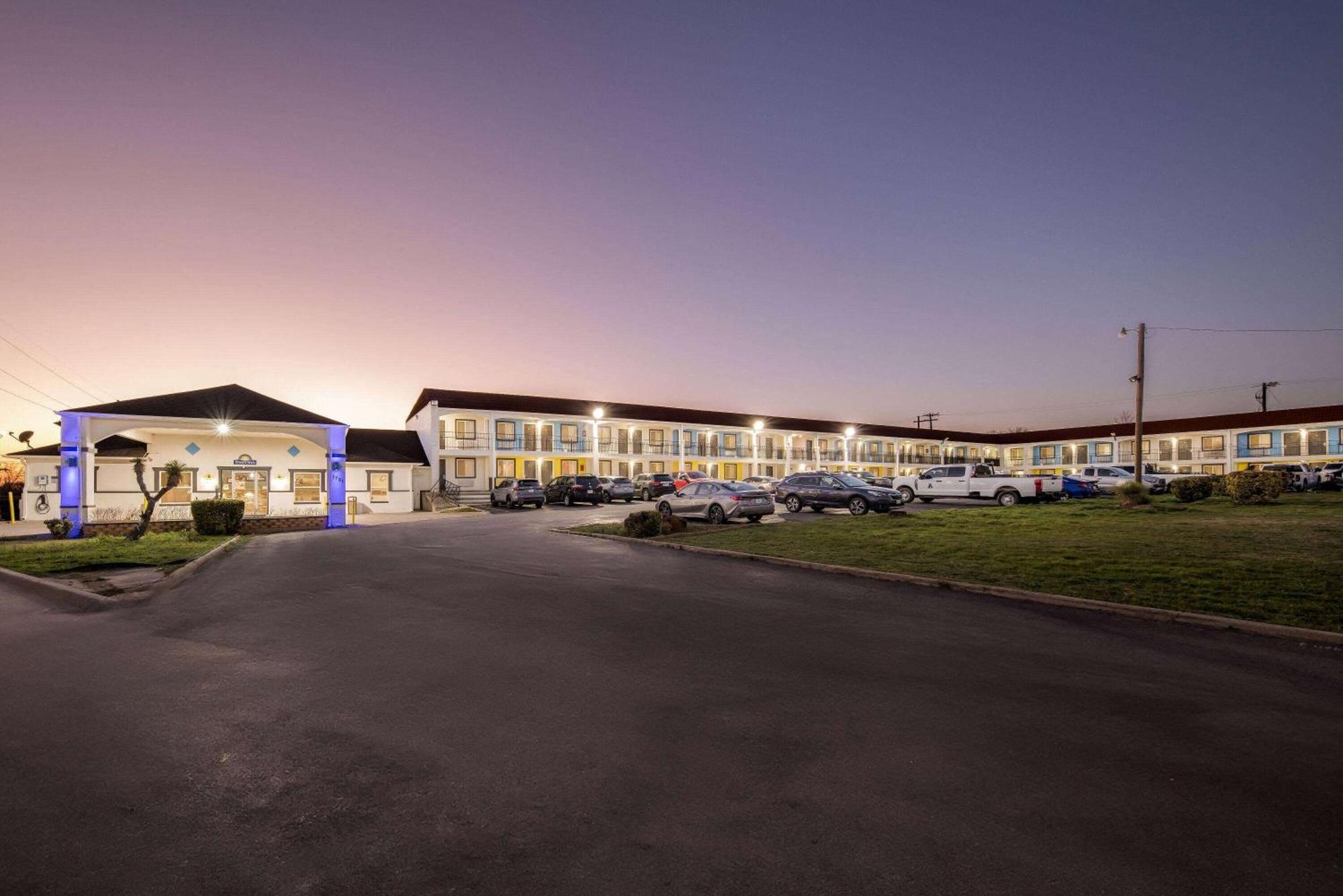 Days Inn By Wyndham Gainesville Exteriör bild