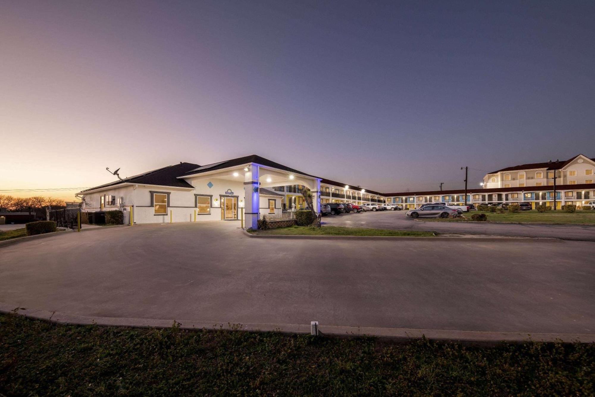 Days Inn By Wyndham Gainesville Exteriör bild