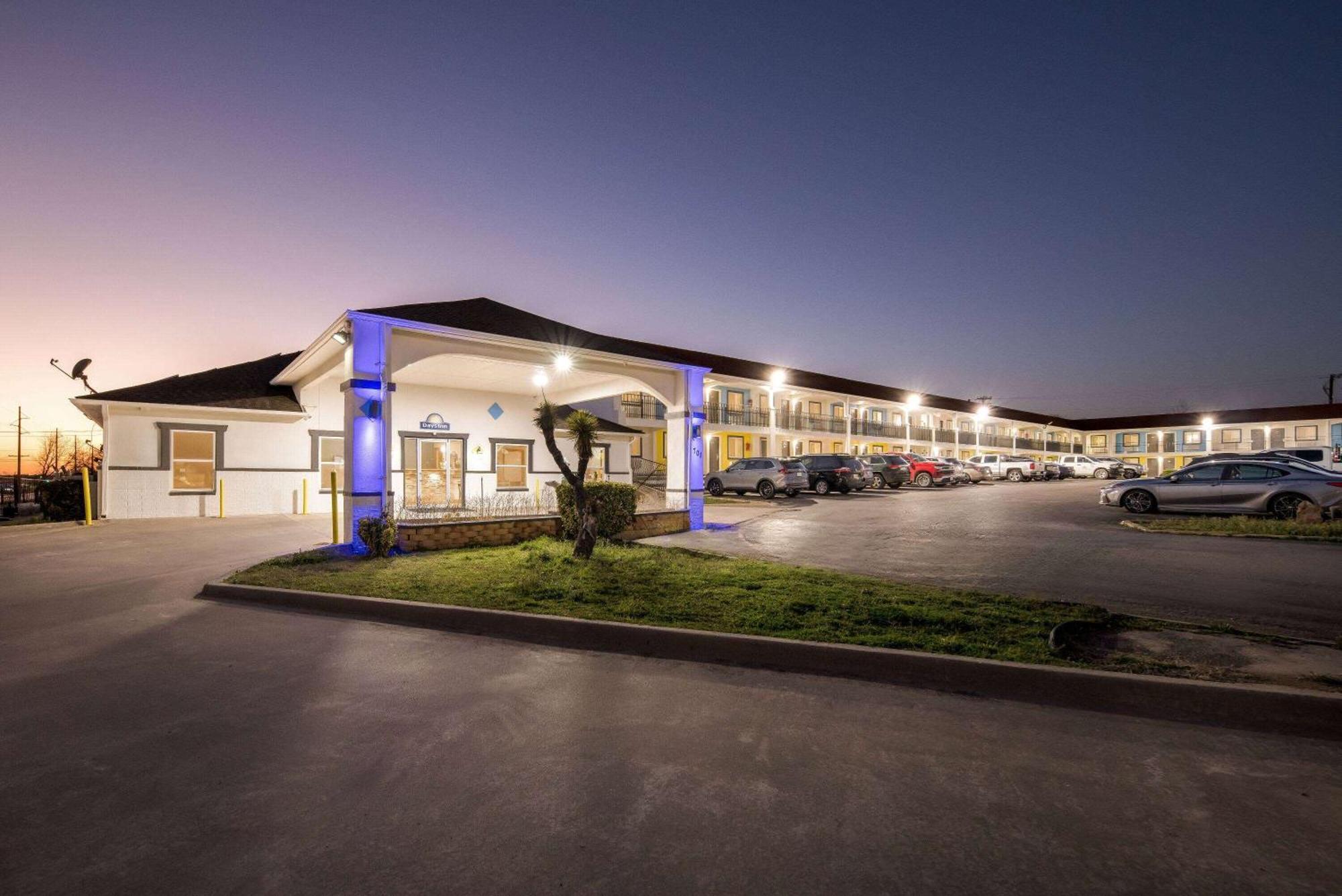 Days Inn By Wyndham Gainesville Exteriör bild